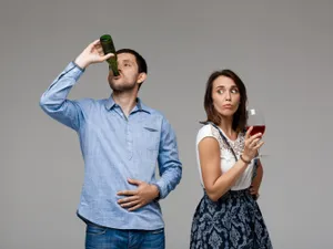 Tineri beau alcool. Risc de cancer - Foto: Freepik