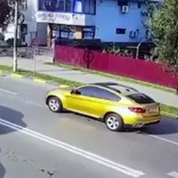 Două adolescente, lovite în plin de un BMW pe trecerea de pietoni Foto: captură video observator.ro