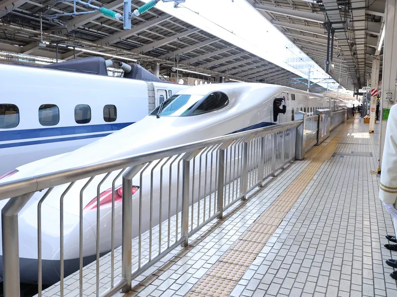 14 octombrie 2024. Un tren Tokaido Shinkasen îi duce pe Împăratul Naruhito şi Împărăteasa Masako a Japoniei - Foto: Profimedia Images