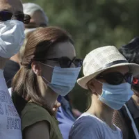 Miturile spun că toți acești cetățeni sunt niște antene 5G ambulante