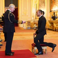 Hamilton, Sir Lewis Hamilton. Septuplul campion de Formula 1 a fost făcut cavaler de Prințul Charles. / Foto: skysports.com