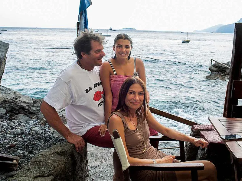 Sergio, patronul Da Adolfo, unul dintre cele mai renumite restaurante de pe coasta Amalfitană, alături de soția și fiica lui, în Positano - Foto: Mugur Vărzariu