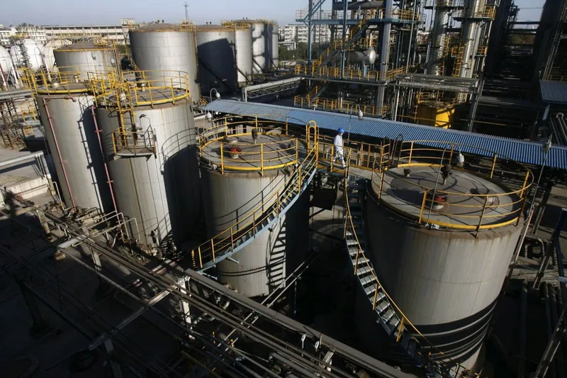 Un muncitor este văzut la o rafinărie de petrol din Wuhan, provincia Hubei din centrul Chinei. - Foto: Profimedia Images