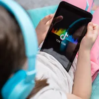 TikTok, un pericol pentru copii. O fetiță de 10 ani, la spital, după ce a a făcut un „trend”. / Foto: topclassactions.com