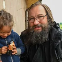 Preotul din Iași care vrea să îmbrace de sărbători 10.342 de copii sărmani. Ce campanie a lansat? - Foto: Parintele Dan Damaschin