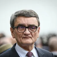 Victor Ciorbea analizează un nou drog pentru tineri. Foto Alexandru Bușcă/Inquam Photos