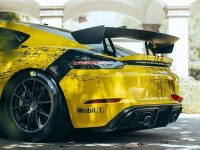 718 Cayman GT4 Clubsport vine echipat cu mai multe elemente de siguranță conforme cu cerințele FIA.