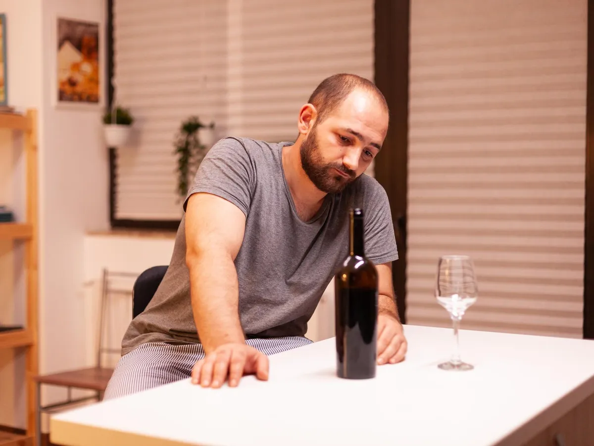Bărbat care bea băuturi alcoolice - Foto: Freepik (imagine cu rol ilustrativ)