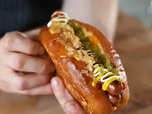 Cât costă hot-dog-ul cu boabe de piper din aur