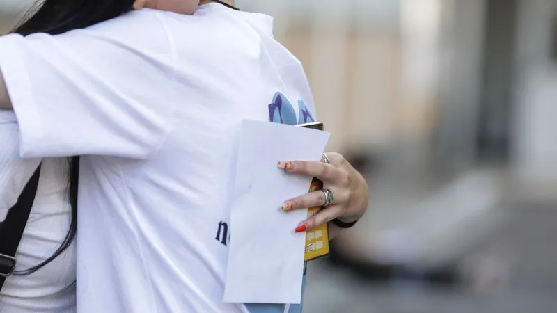 Doi tineri îmbrăţişaţi aşteptând să intre la prima probă a Bacalaureatului 2020 - Foto: INQUAM PHOTOS/Octav Ganea