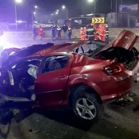 Un tânăr cu permisul suspendat s-a înfipt cu viteză colosală într-un giratoriu. A murit - Foto: Info Trafic 24