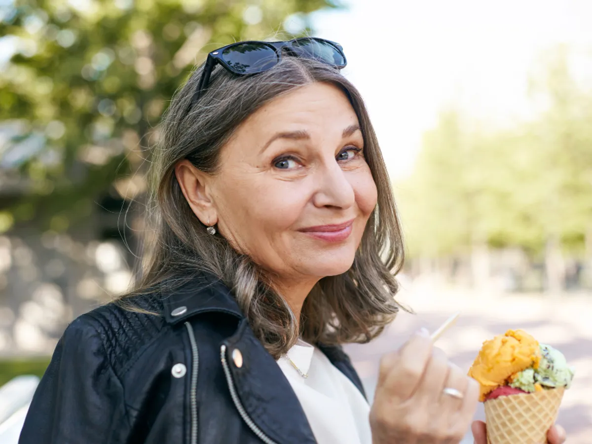 O pensionară gustă înghețată - Foto: freepik