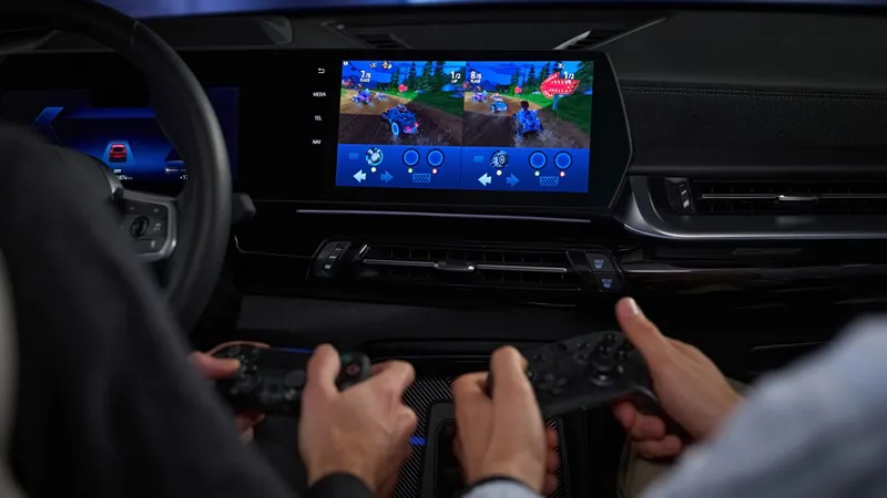 CES 2024 Mașinile, transformate în console de jocuri pe roți: split-screen și controllere - Foto: BMW