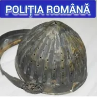Polițiștii au anunțat că ”turbanul turcesc cu diademă” ar data din secolul al XVIII-lea/ Foto: Poliția Română