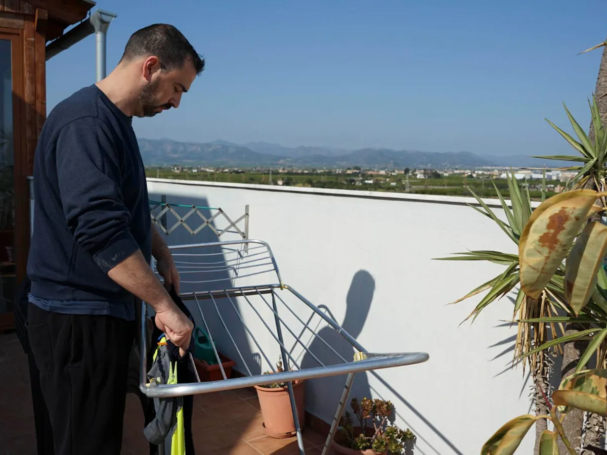 Bărbat care întinde rufele - Foto: Freepik (Imagine cu rol ilustrativ)