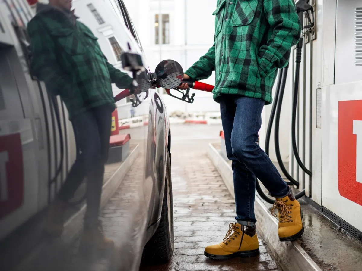 Un bărbat alimentează mașina cu combustibil - Foto: Freepik (rol ilustrativ)