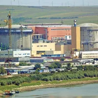 AVERTISMENT IGNORAT  Acordul dintre Nuclearelectrica  și CGN, pentru reactoarele  de la Cernavodă, a fost criticat  de mai mulți lideri ai opoziției  și de secretarul de stat american  al Energiei, Rick Perry