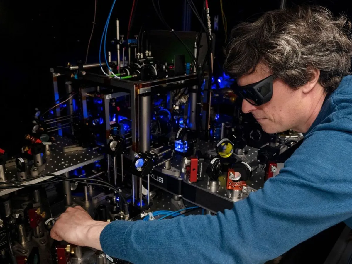 Stuttgart. Florian Meinert, șef de grup la Institutul de Fizică nr. 5 al Universității din Stuttgart, reglează un computer cuantic - Foto: Profimedia Images