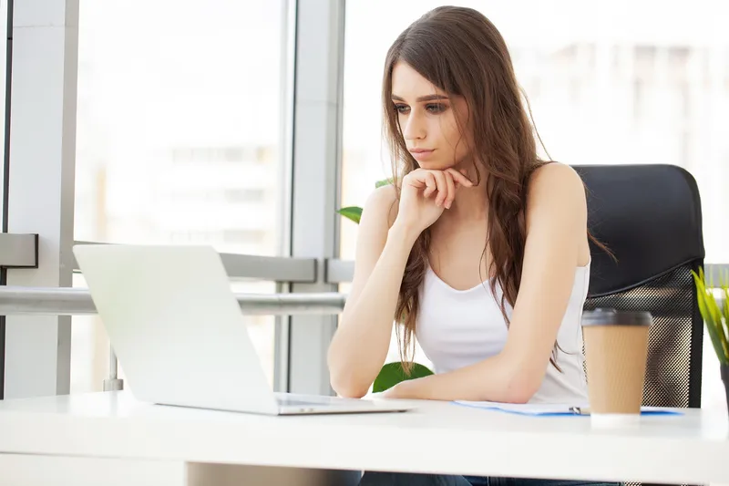 Femeie la birou - Foto: Freepik