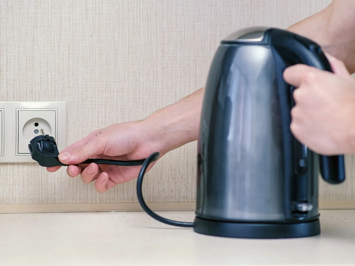 Trebuie să scoți aparatele electrocasnice din priză în timpul unei furtuni? Vezi răspunsul electricienilor
