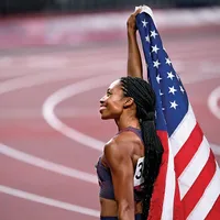 CĂI CÂȘTIGĂTOARE  Vedeta de atletism Allyson Felix a triumfat la Jocurile Olimpice de la Tokyo din 2021 alergând în pantofi făcuți de compania sa de încălțăminte, Saysh