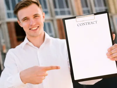 Angajat cu contract de muncă - Foto: magnific.com (rol ilustrativ)