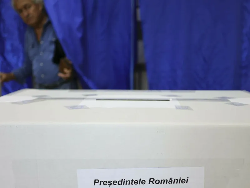 Poliția Română face verificări la o secție de vot din Sectorul 1. Acuzații de buletine ștampilate Foto: Inquam Photos / Octav Ganea