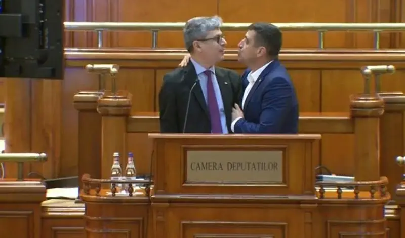 Virgil Popescu a fost agresat de George Simion în plenul Parlamentului/ FOTO: Observatornews.ro