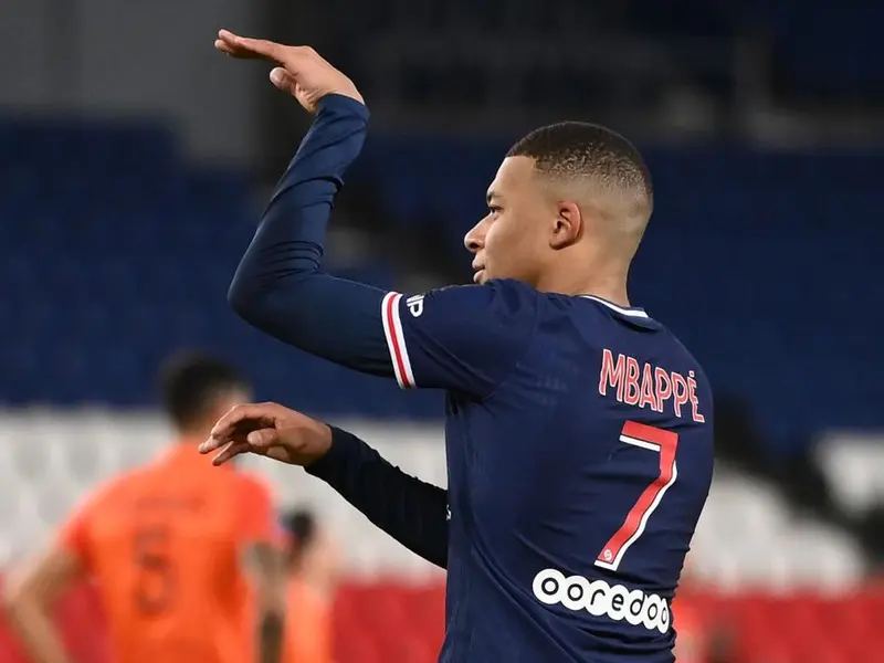 Atacantul francez Kylian Mbappe a devenit, la 22 de ani şi 80 de zile, cel mai tânăr jucător care reuşeşte să marcheze 25 de goluri în Liga Campionilor la fotbal. / Foto: eurosport.com