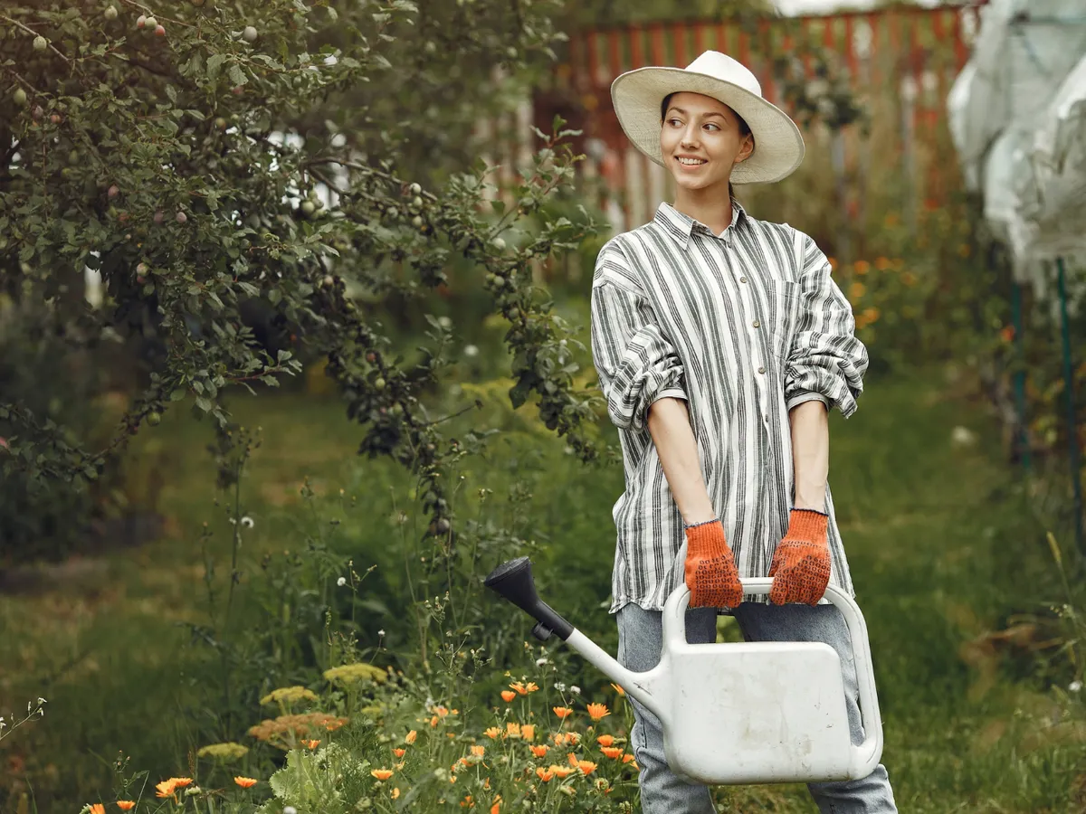 5 tipuri de buruieni pe care să nu le elimini din curtea ta. Ce beneficii au pentru sol? - Foto: Freepik (Imagine cu rol ilustrativ)