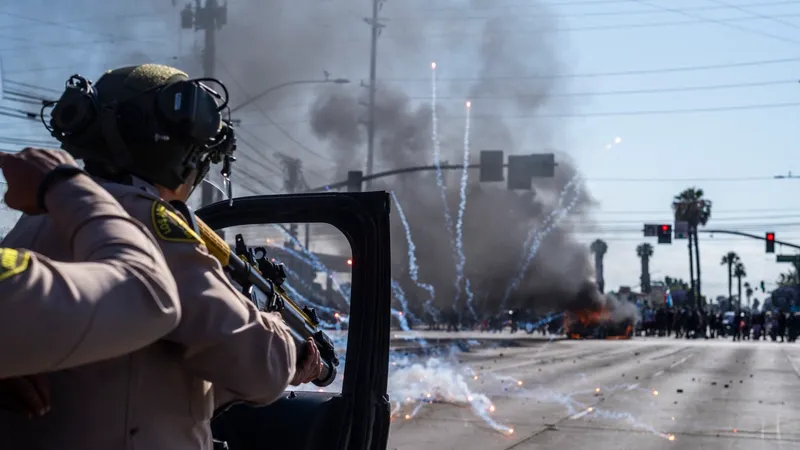 Proteste violente privind imigraţia, la Los Angeles. Trump desfăşoară Garda Naţională - Foto: Profimedia Images