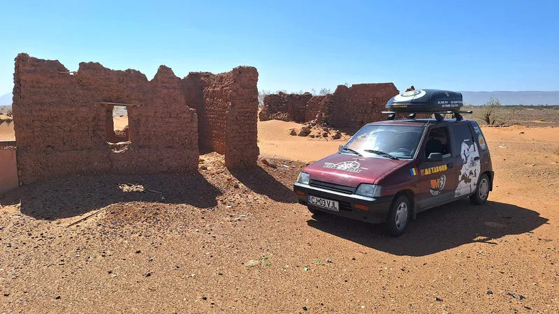 Aventură extremă! Doi români au traversat Europa, Africa și Asia cu un Tico. „Dor de slănină” - Foto: Facebook/Coast 25 Coast