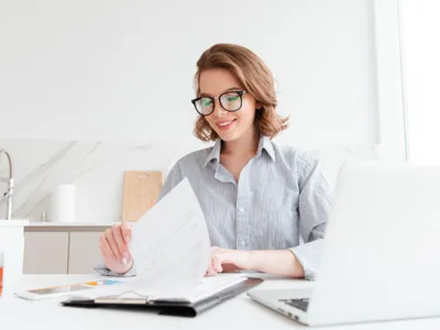 Femeie la birou - Foto: Freepik