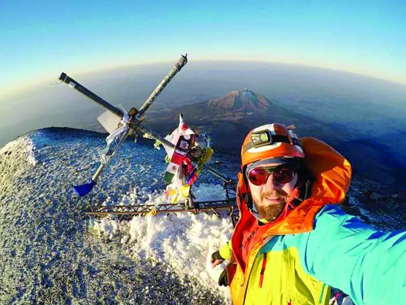 Alpinistul Adrian Ahriţculesei a cucerit, duminică, vulcanul Mont Giluwe /foto: facebook