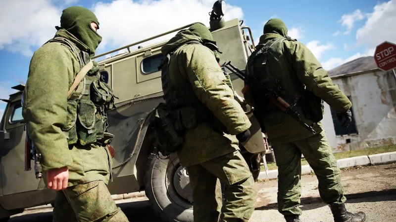 Soldați înarmați fără însemne de identificare păzesc o bază militară din orașul ucrainean Perevevalne de lângă orașul Simferopol din Peninsula Crimeea în martie 2014/FOTO: Getty