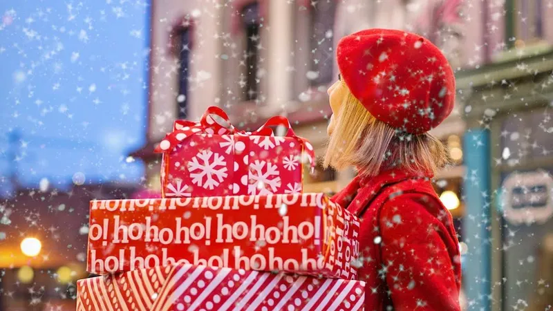 Ce cadouri preferă femeile și bărbații de Crăciun? Banii cash, pe primul loc. Vezi Top 10 preferințe - Foto: pexels.com/Jill Wellington