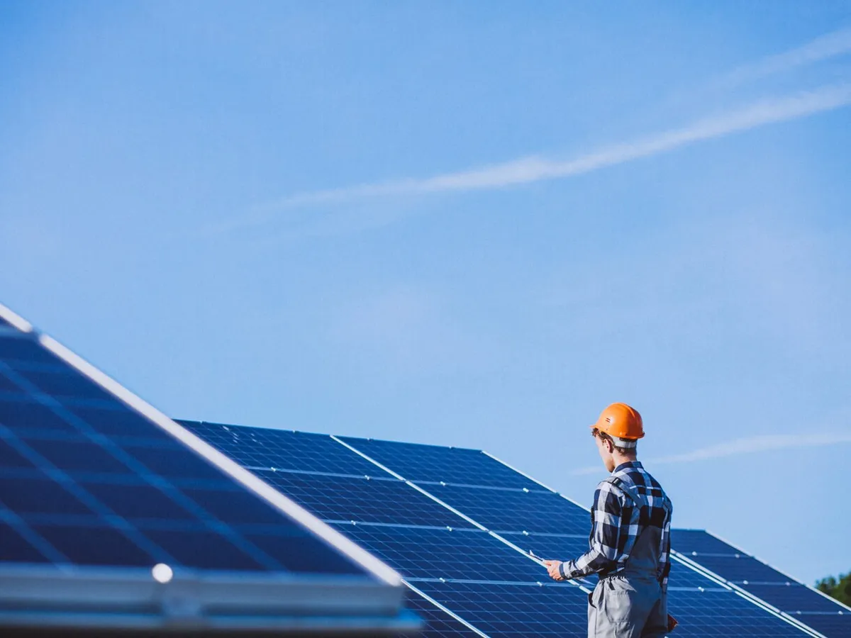 Escrocherie periculoasă cu panouri fotovoltaice. Ce au mai inventat escrocii? Atenție la prețuri - Foto: Freepik (rol ilustrativ)