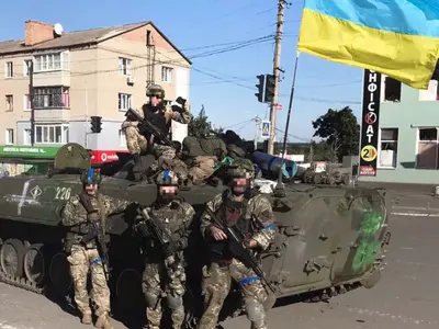 Forțele ucrainene au eliberat orașul cheie Izium. Civilii îi îmbrățișează pe militari - FOTO: Twitter/tom_bullock_