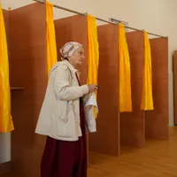 Alegeri prezidențiale. S-au deschis urnele de votare. 18.000.000 de români sunt așteptați la urne - Foto: Profimedia Images