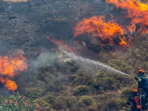 Incendii puternice în Halkidiki și Creta, unde se află mii de români. Vacanțe distruse, turiști evacuați de urgență