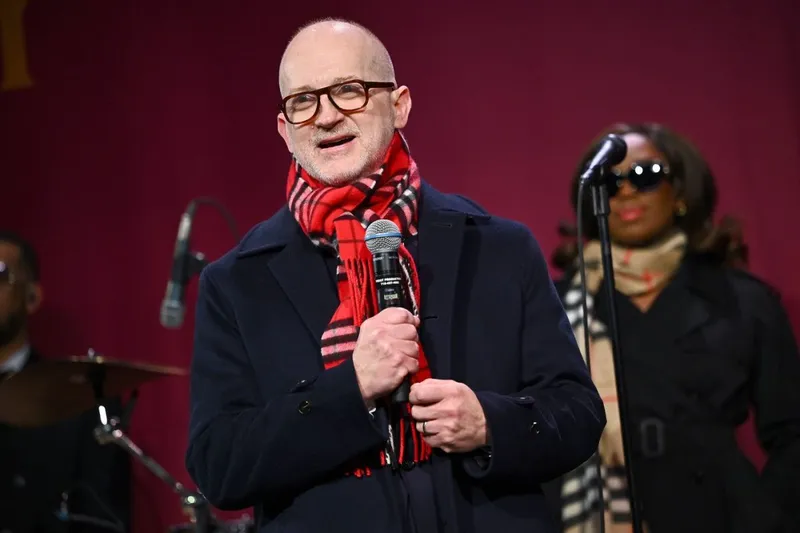 Joshua Schulman, CEO-ul Burberry, la g&acirc;t cu un fular de la firma pe care o conduce - Foto: Profimedia Image