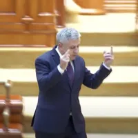 Florin Iordache ne arată degetul. De două ori/FOTO: youtube.com