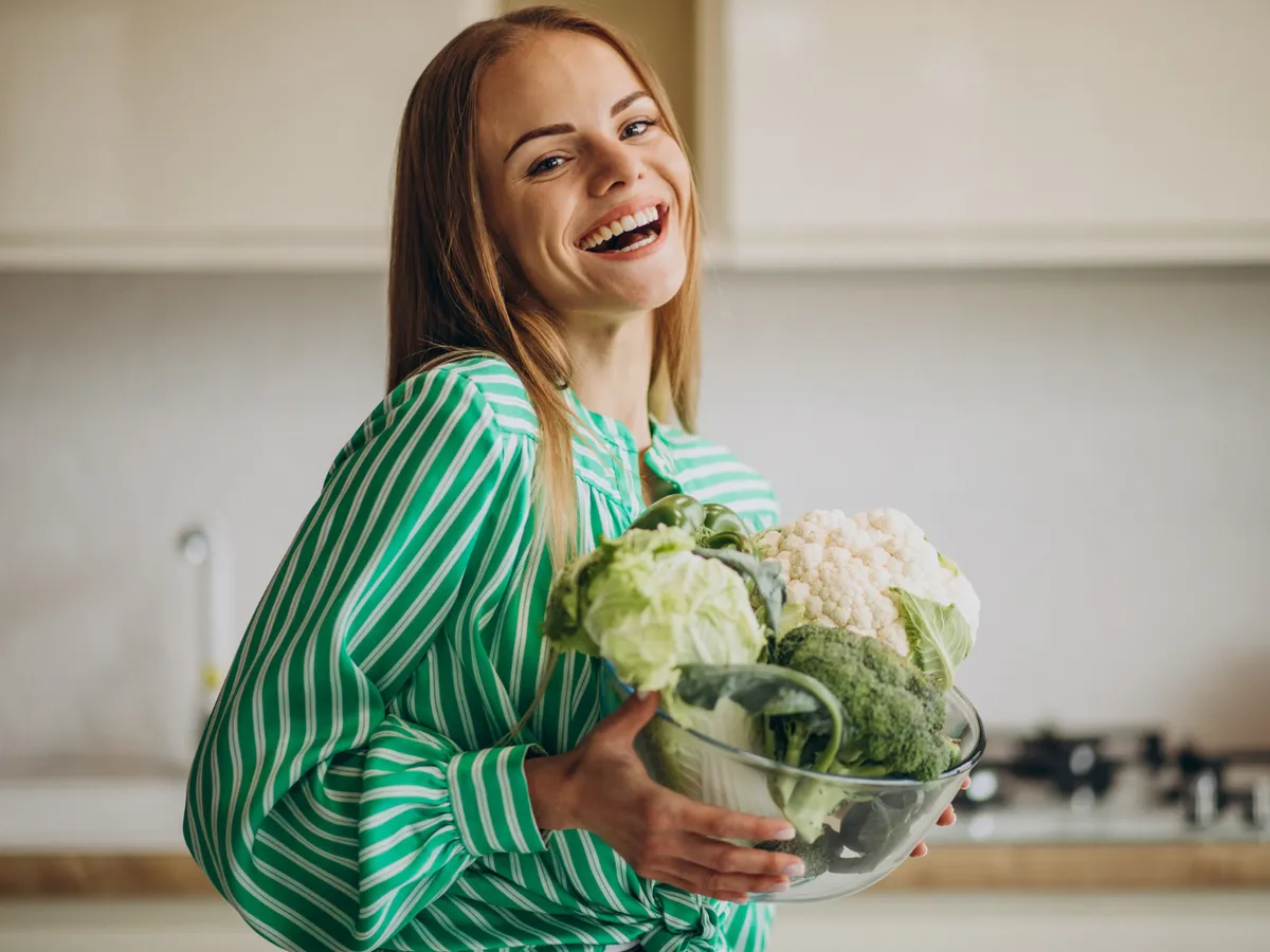 Femeie cu salată - Foto: Freepik