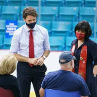 Premierul canadian Justin Trudeau, atacat cu pietre în timpul unei vizite electorale/FOTO: Facebook/JustinTrudeau