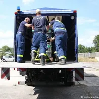Ofițeri încărcând alcoolul confiscat în mașini/Foto: Poliția Gorlitz