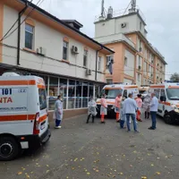 200 internaţi la „Infecţioase“ la Iași, niciunul vaccinat. Iar coadă de ambulanţe/FOTO: ziaruldeiasi.ro
