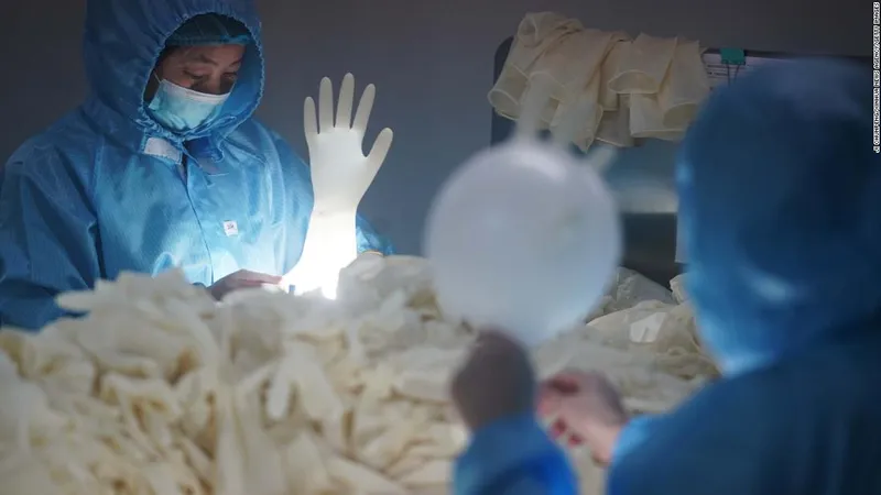 Mănușile de unică folosință costă mai mult în criză/FOTO: cnn.com