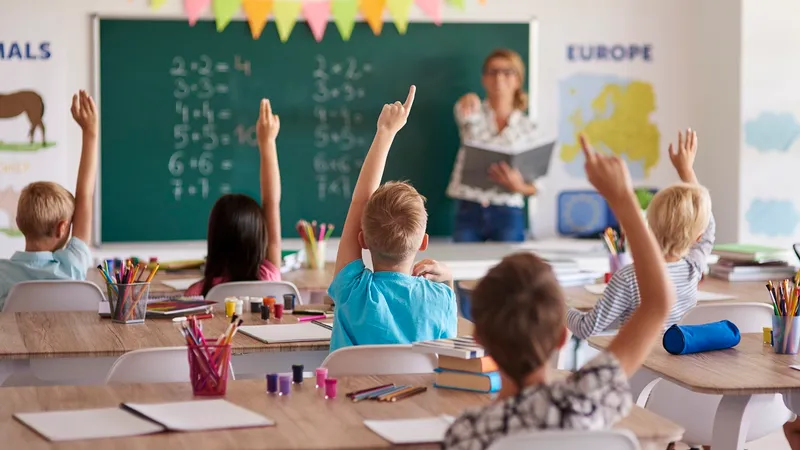 FOTO DOCUMENTE Cum arată noile cataloage și noile carnete ale elevilor pentru anul școlar 2022-2023 / FreePik