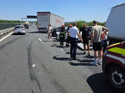 Accident în lanț pe A1. 11 adulți și 3 copii au fost răniți. 7 vehicule, implicate - Foto: News.ro