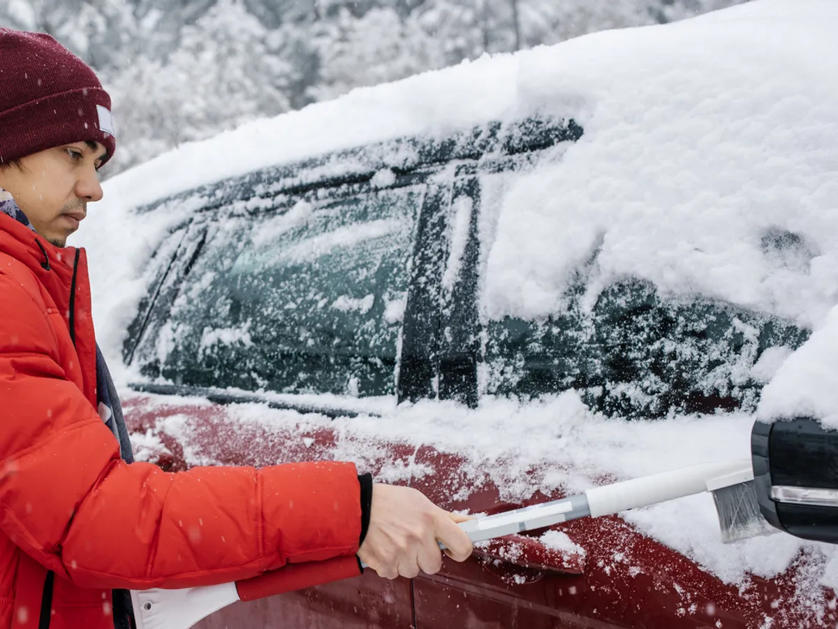 Curățarea geamurilor mașinii e esențială iarna - Foto: Freepik (imagine cu rol ilustrativ)